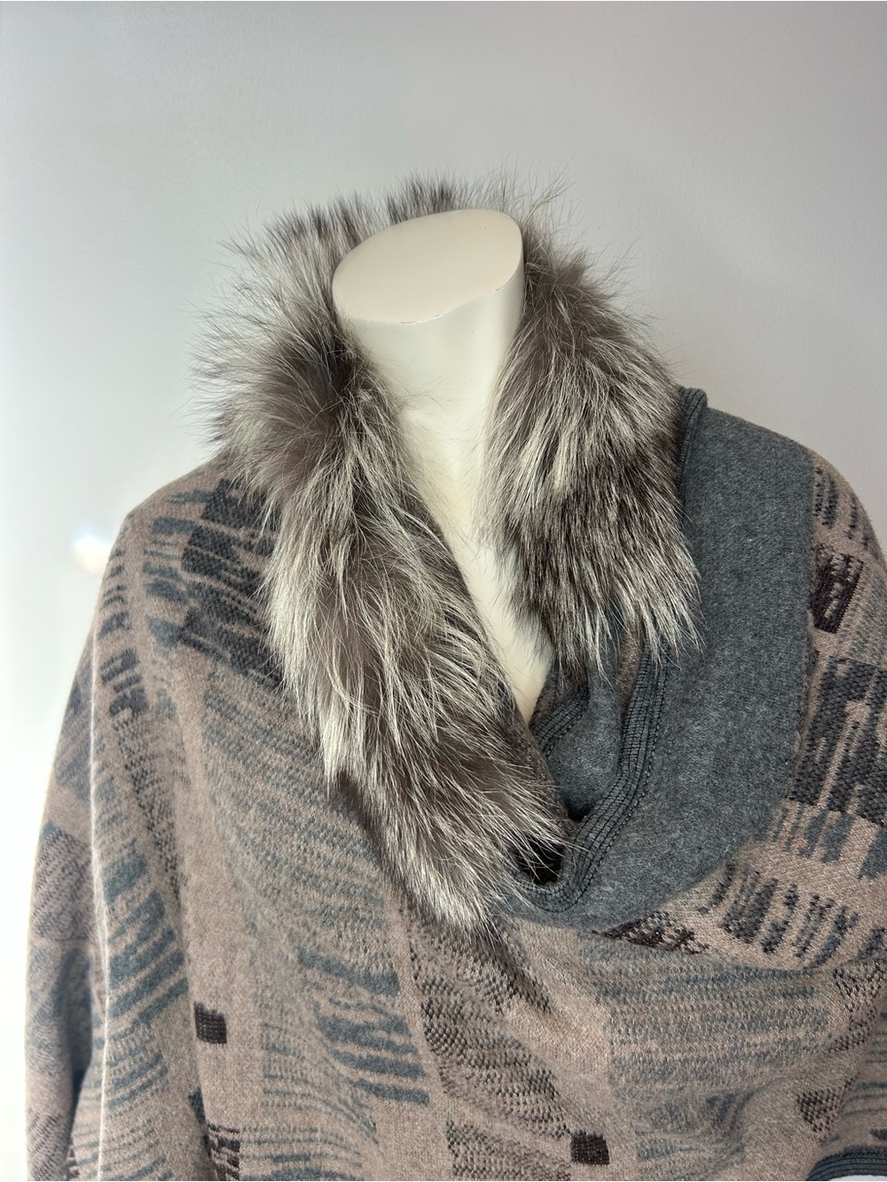 Gorgeous Grey Abstract Poncho/Wrap with silver fox Fur Collar❤️0/S - Picture 2 of 10
